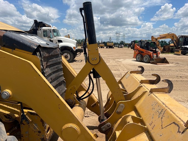 2013-caterpillar-420f-image-22