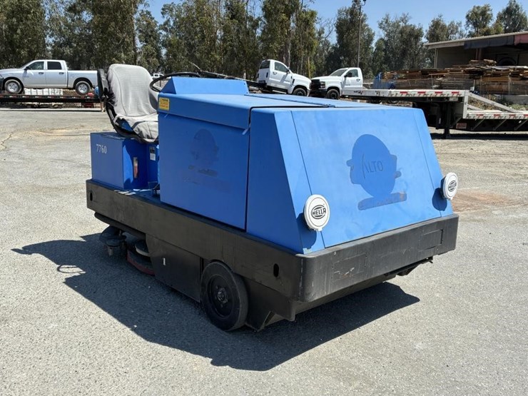 1997-clarke-alto-505-232-ride-on-floor-scrubber-image-2