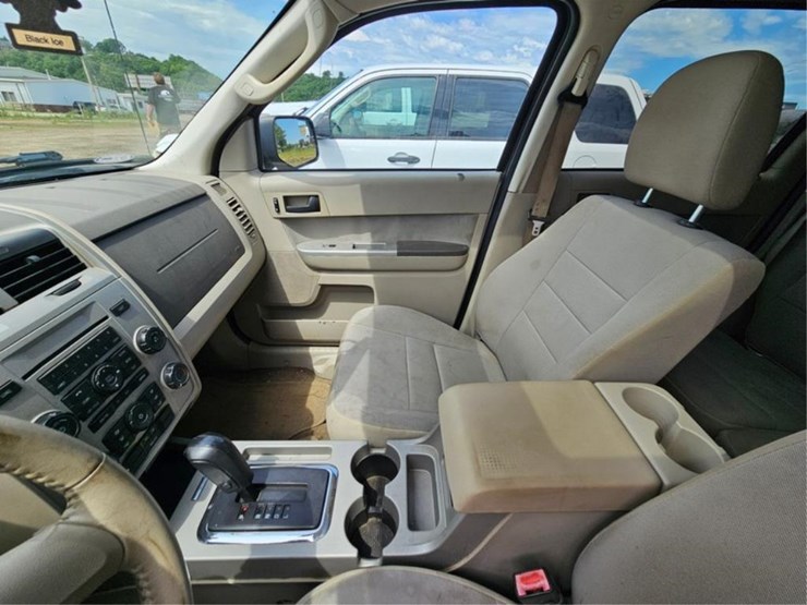 2011-ford-escape-image-24