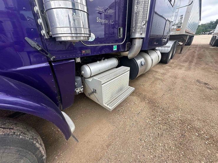 peterbilt-388-image-5