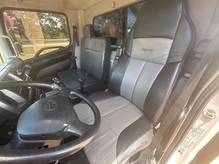 2018-hino-258-image-31