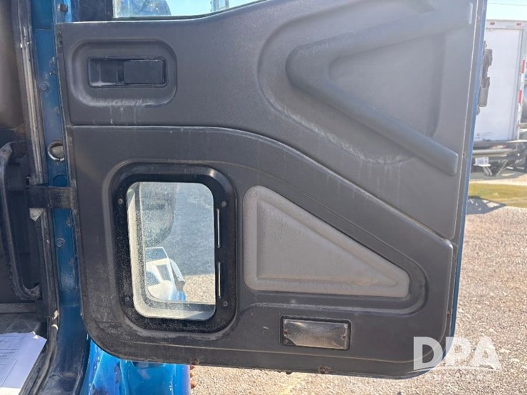 2002-ihc-9400i-day-cab-truck-(gp10940,-unit-109996)-image-69