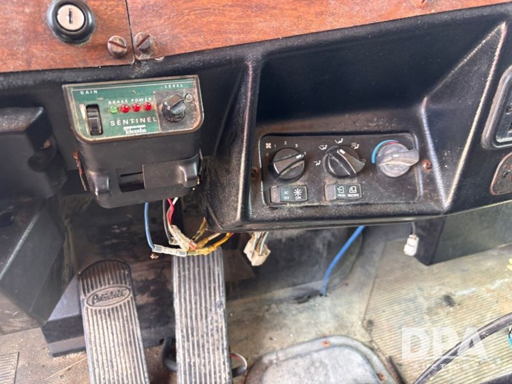 1996-peterbilt-377-image-92