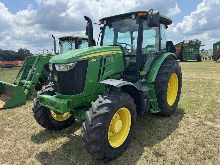2020-john-deere-6105e-image-2