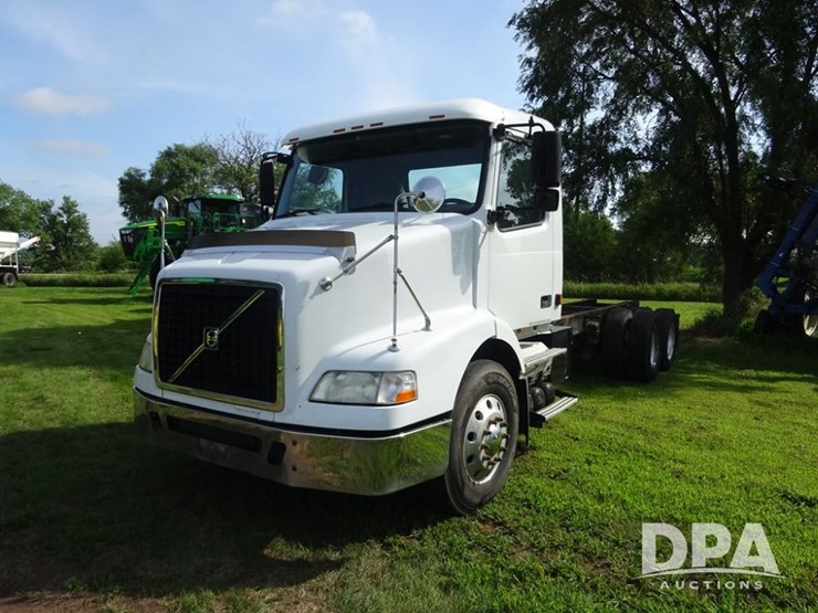 2005-volvo-10-image-2