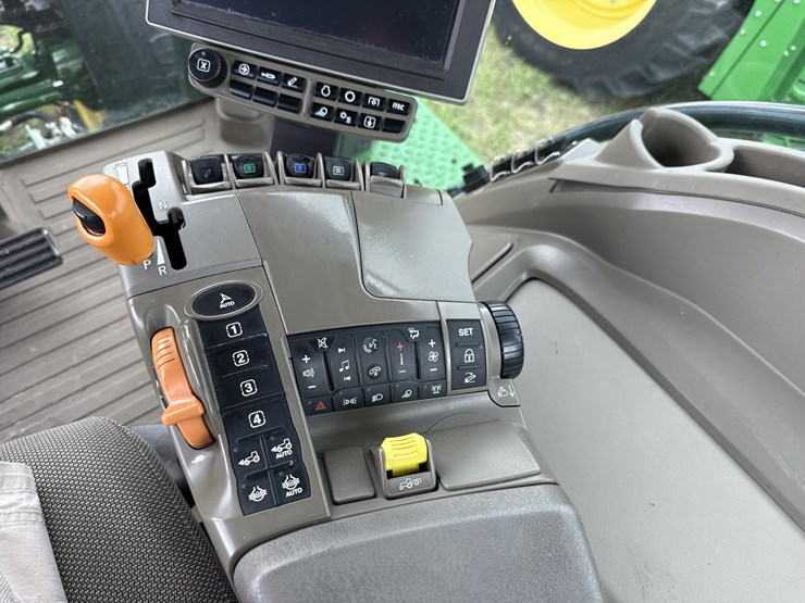 2021-john-deere-8r-230-image-15