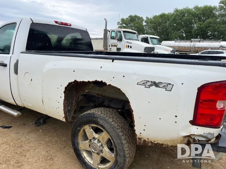 2011-chevrolet-silverado-2500-image-41