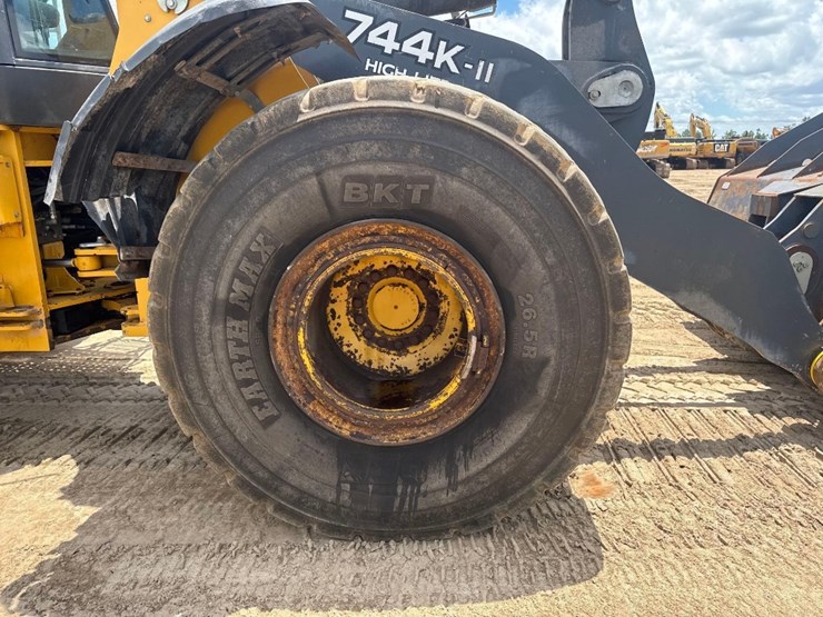 2015-deere-744k-image-11