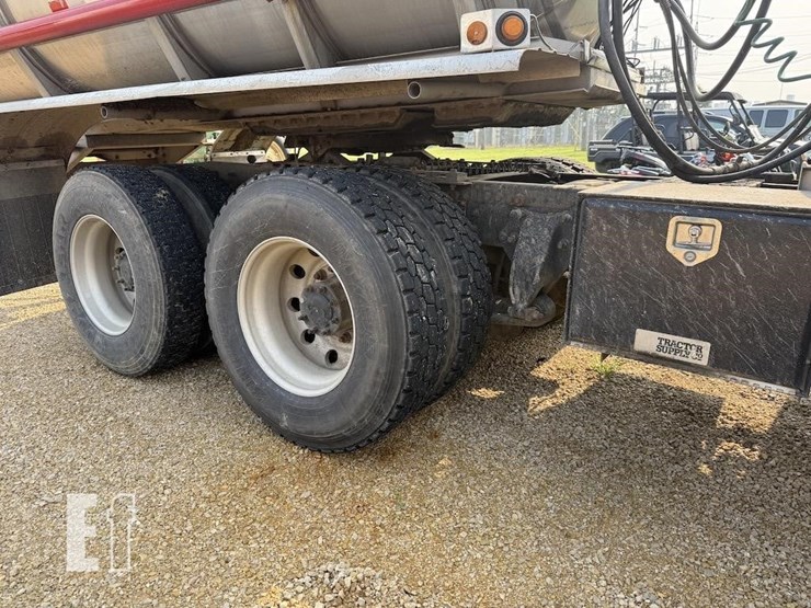 2003-freightliner-columbia-120-image-4