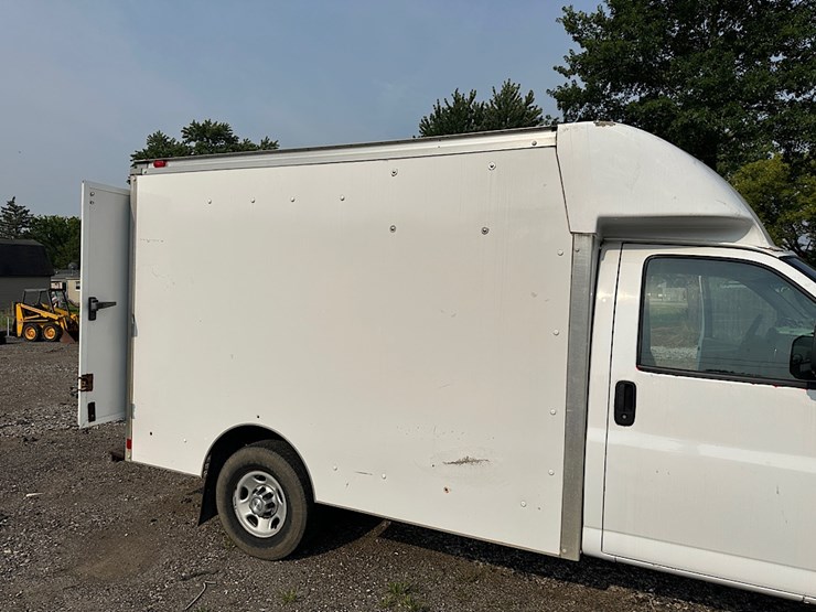 2015-chevrolet-express-box-van-image-22