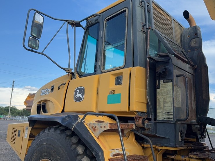 deere-250d-image-14