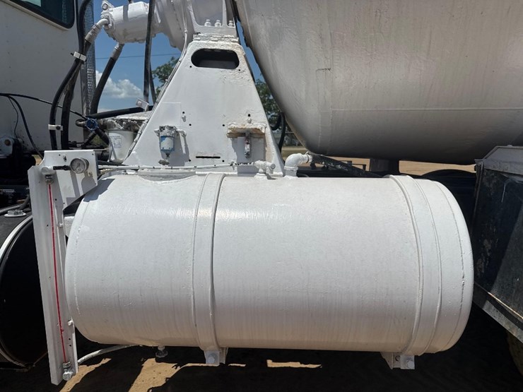 2015-peterbilt-class-8-cement-mixer-truck-image-18