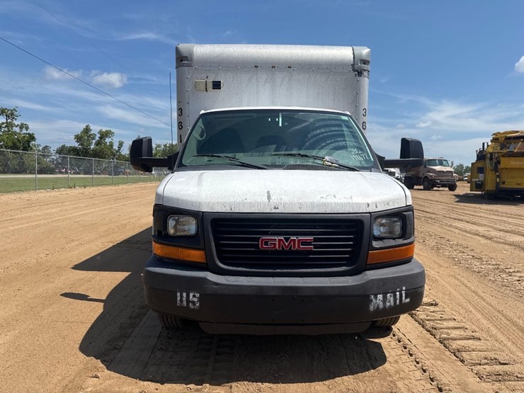 2012-gmc-savana-box-truck-image-3