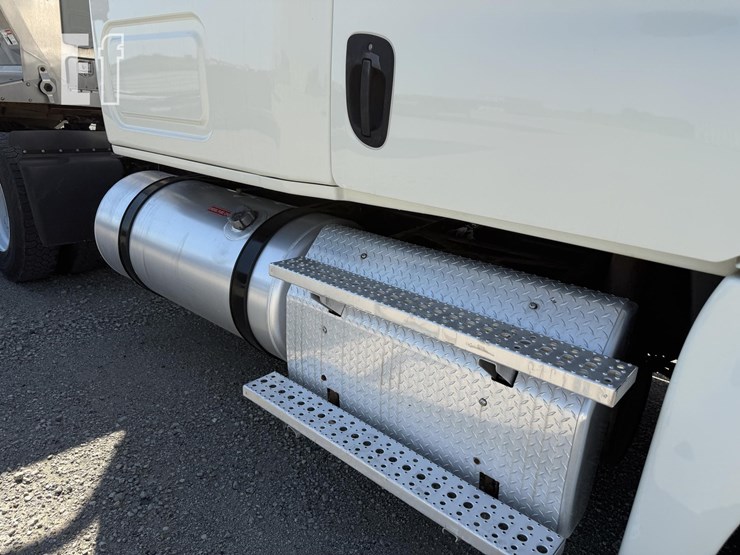 2014-freightliner-cascadia-125-image-6