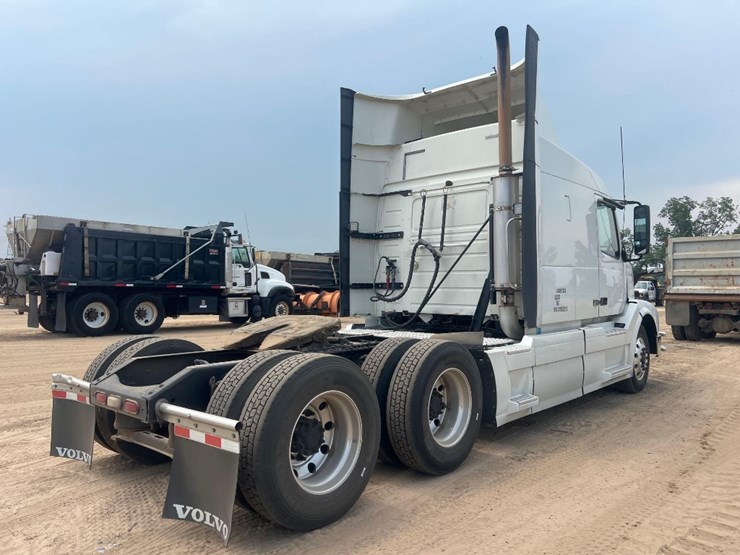 2012-volvo-dbl-sleeper-road-tractor-image-4