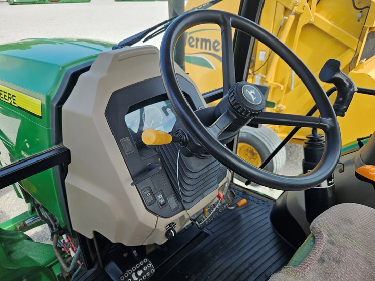 2013-john-deere-6115d-image-11