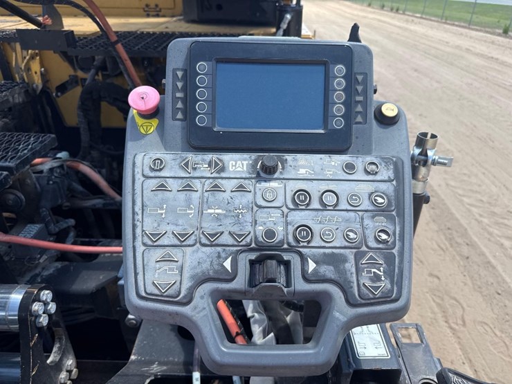 2015-caterpillar-ap-1055f-image-32