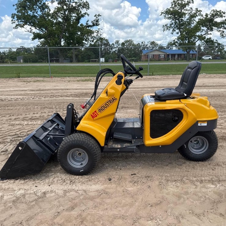 2024 AGT INDUSTRIAL HR-230 3-WHEEL LOADER