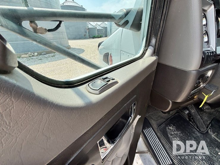 2014-kenworth-t660-image-100