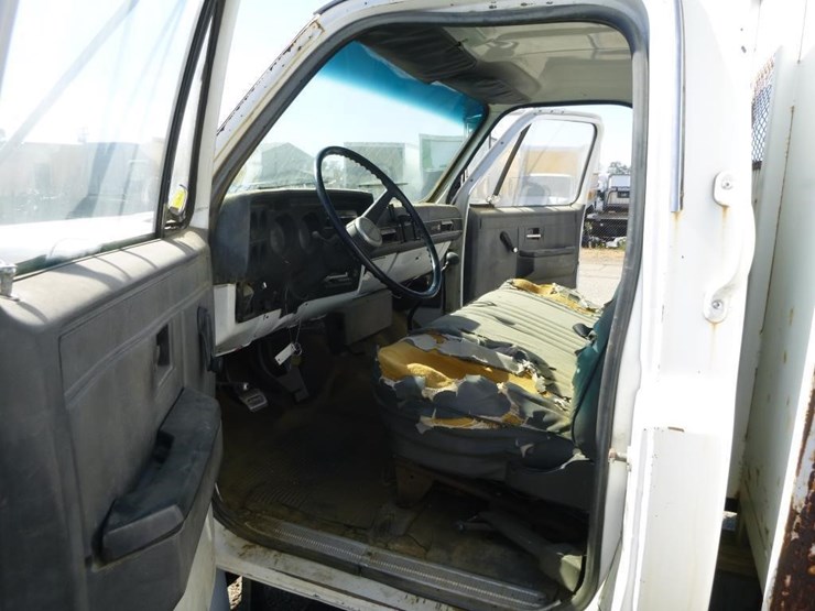 1986-gmc-c6-flatbed-truck-image-16