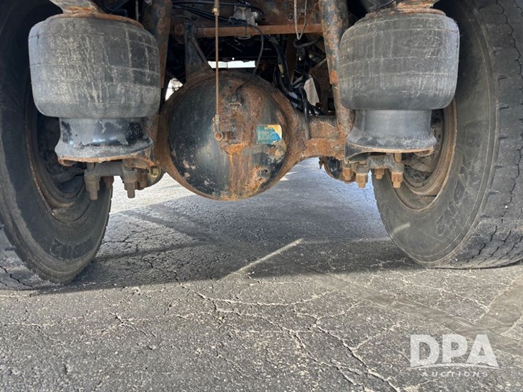 2013-peterbilt-337-image-63