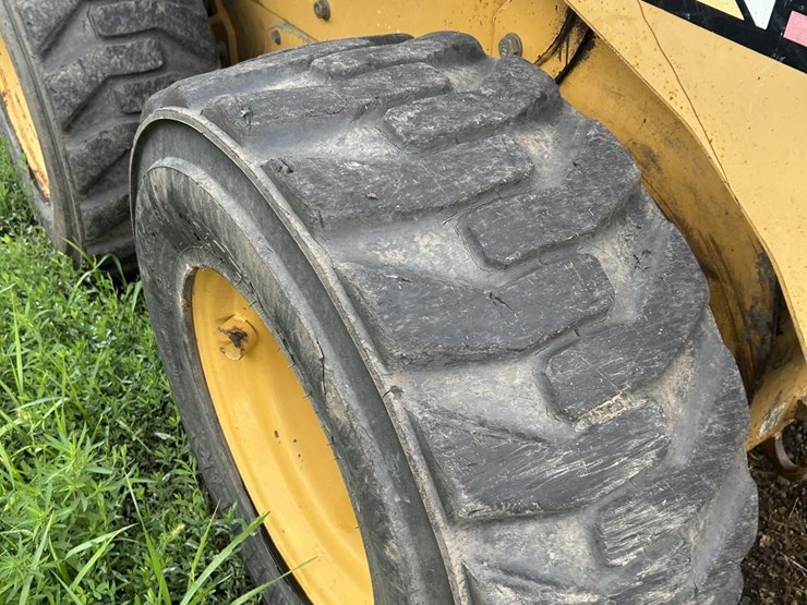 caterpillar-242-image-12