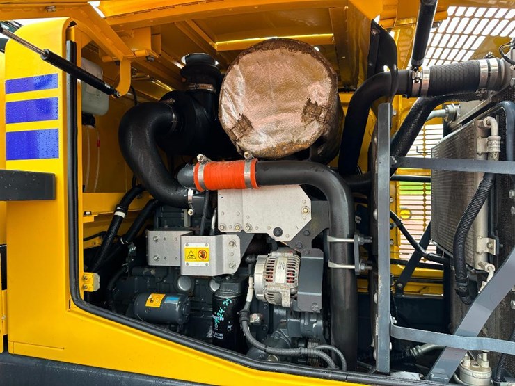 2013-komatsu-wa200pz-6-image-26
