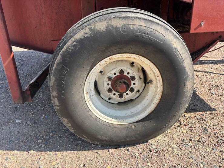 hesston-560-image-21