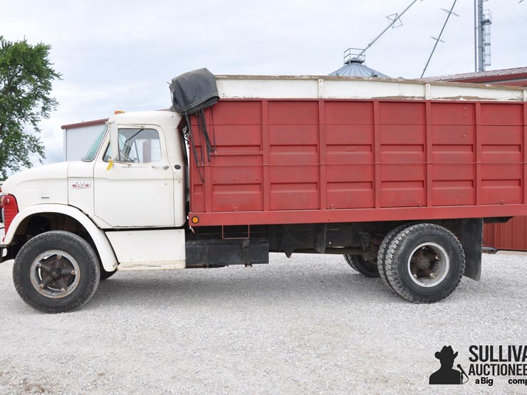 1967-ford-700-image-8