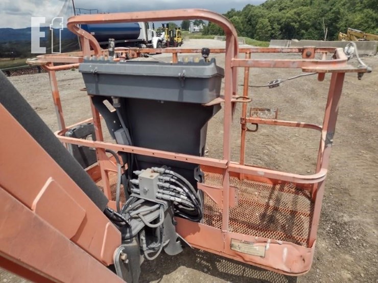 2015-jlg-740aj-image-21