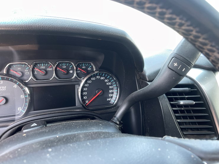 2015-chevrolet-suburban-image-27