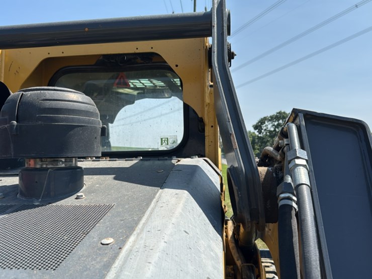 2019-deere-330g-image-41