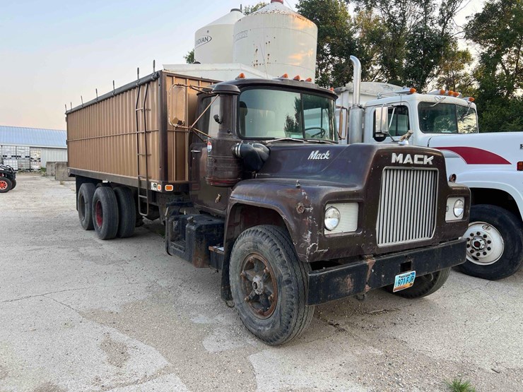 1973-mack-r600-image-3