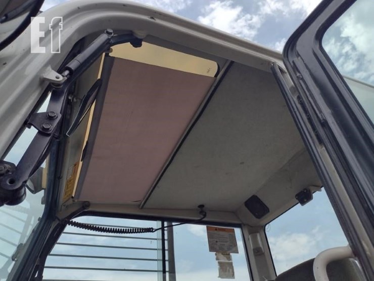 2015-takeuchi-tb280fr-image-13