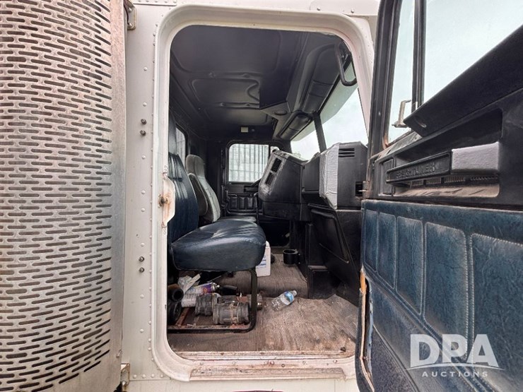 2000-freightliner-truck-(gp11021,-unit-398)-image-69