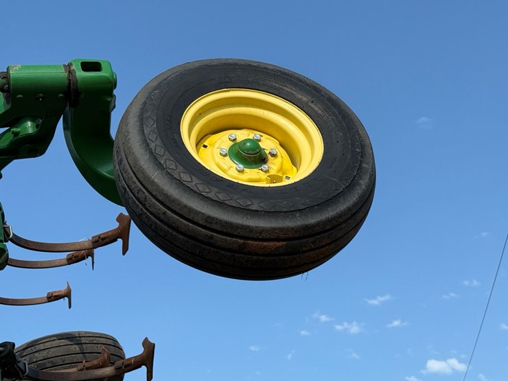2013-john-deere-2210-image-10
