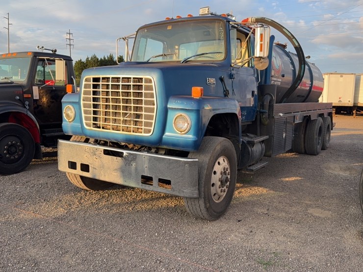 1994-ford-9000-image-1