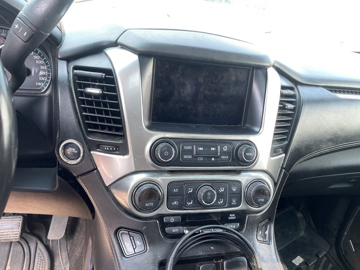 2015-chevrolet-suburban-image-28
