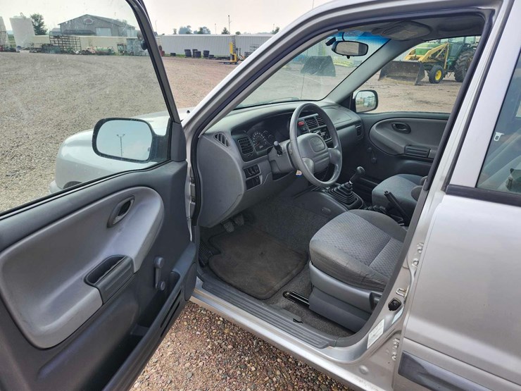 2003-chevrolet-tracker-image-11