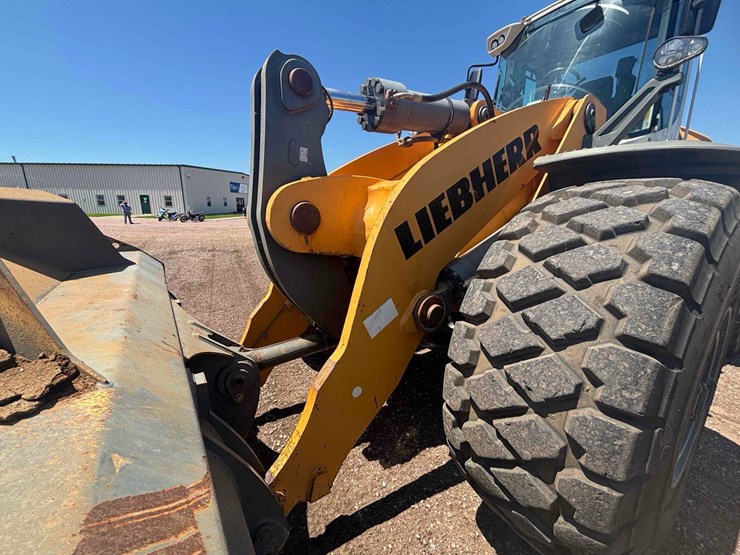 2017-liebherr-l586-image-10