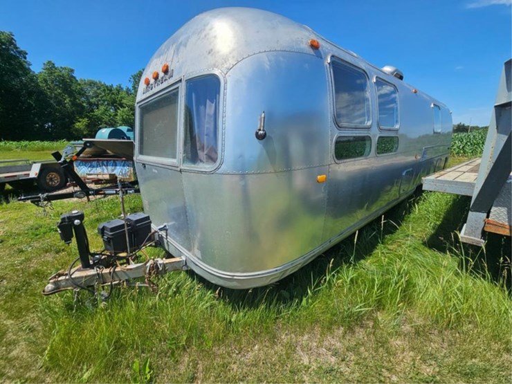 #2549-•-1972-airstream-sovereign-23973-camper-image-1