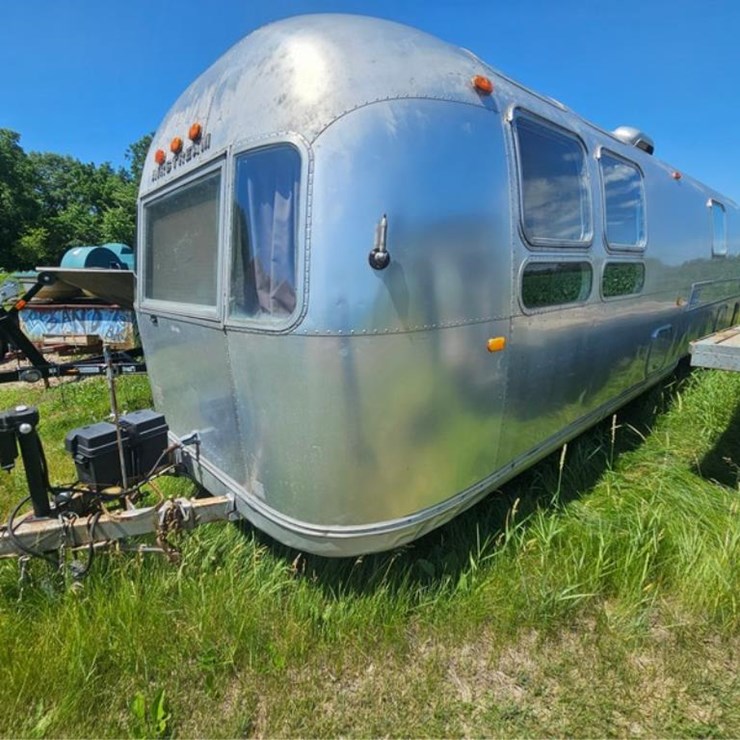 #2549 • 1972 Airstream Sovereign 23973 Camper
