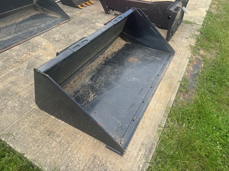 66"-wolverine-skid-steer-front-bucket-image-2