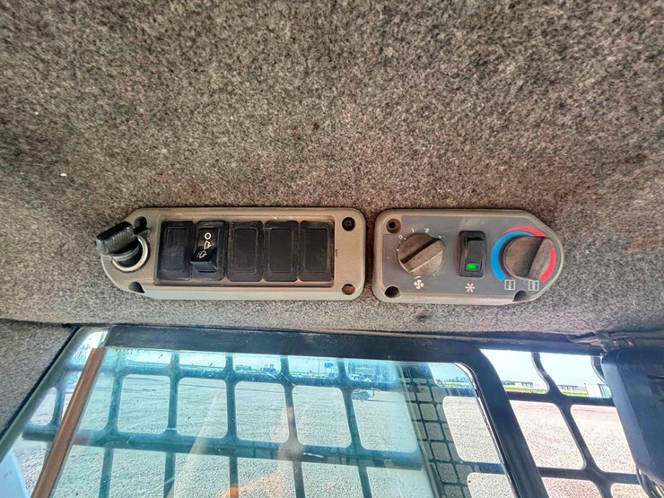 2008-bobcat-t320-image-18