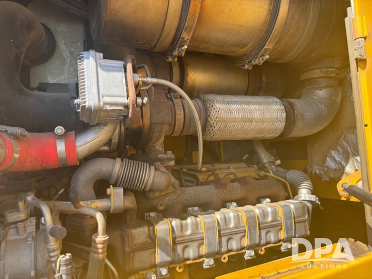 2015-deere-624k-image-25