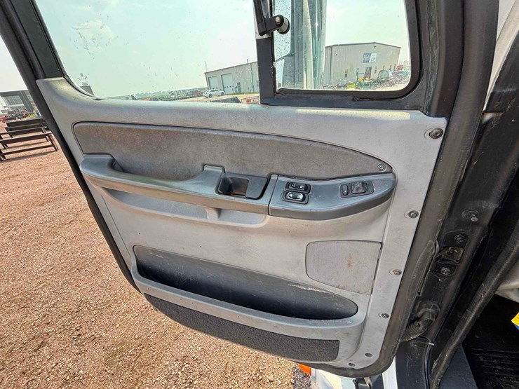 2008-freightliner-columbia-straight-truck-image-32