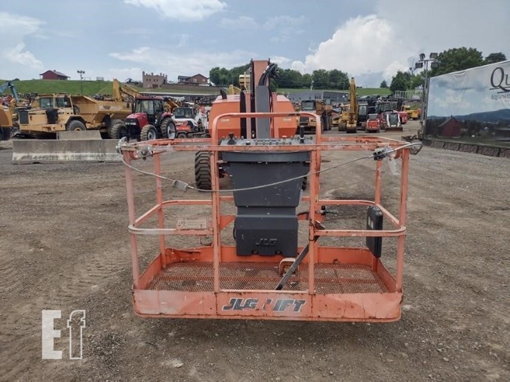 2015-jlg-740aj-image-2