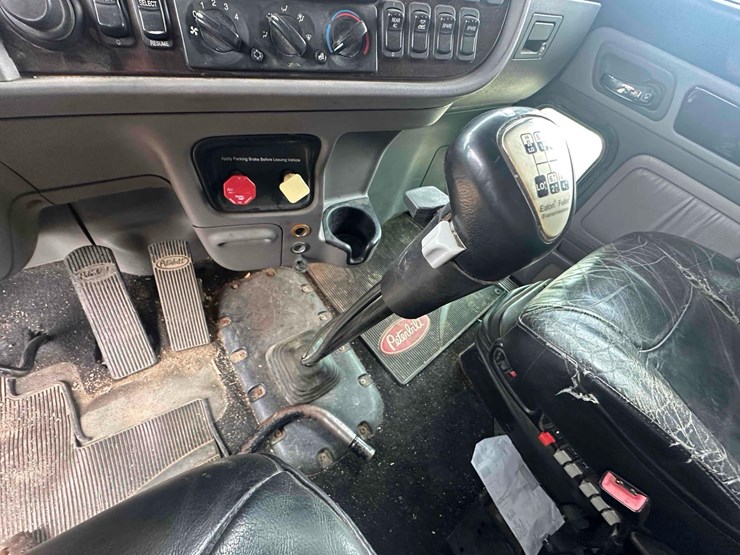 peterbilt-388-image-17