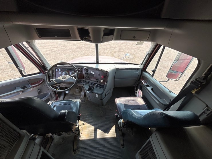 2001-freightliner-truck-tractor-image-31