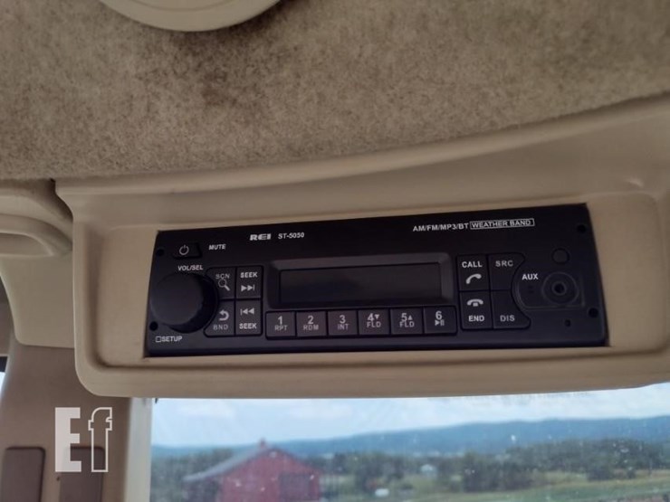 2015-john-deere-6105d-image-12